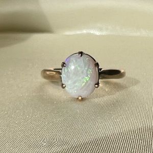 Opal fashion ring set in an 18 karat gold!